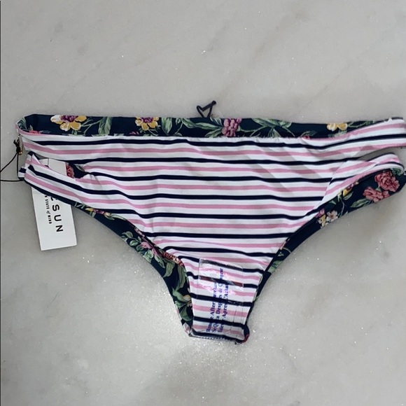 🔥Amor y Besos Reversible Bikini Bottoms NWT - Picture 6 of 7